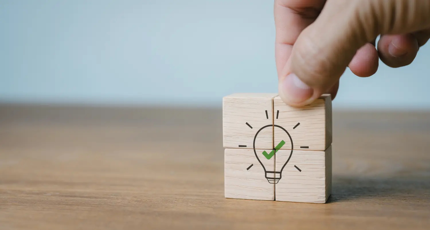 Eine Reparatur. Symbole von Holzwürfeln mit Glühbirne in der Hand sind auf grauem Hintergrund mit Platz für Text platziert